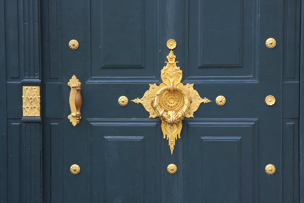 10 Door Knockers That Will Beautify Your Entryway (No Hardware Install)
